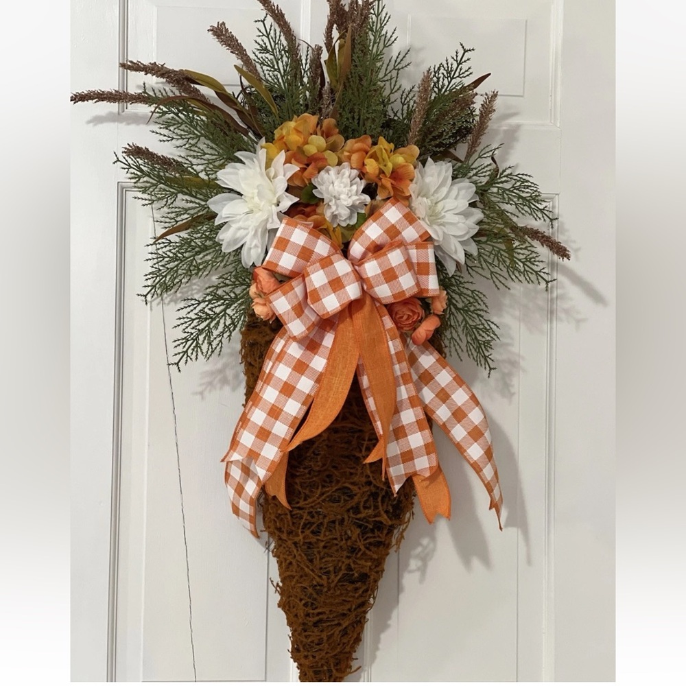 Easter carrot with a gingham bow measuring 30 x 17“